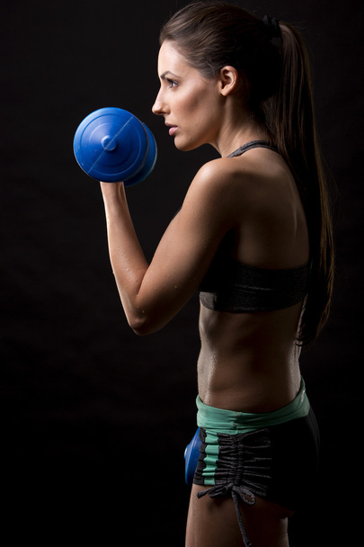 mujer fitness sobre fondo negro
 - Foto, imagen