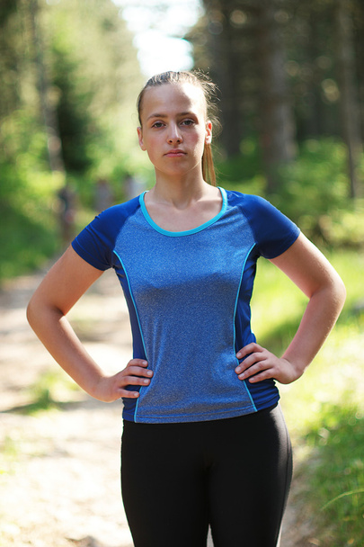 Young beautiful sporty girl in short green sports top training i - Fotografie, Obrázek