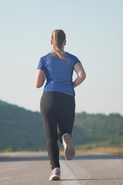 Sağlıklı çalışan koşucu kadın sabah erken gündoğumu egzersiz - Fotoğraf, Görsel