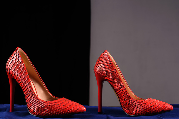 червоне взуття зі змій
  - Фото, зображення