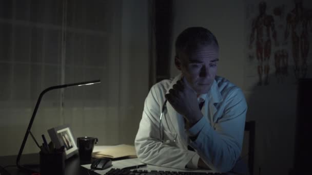 A medical doctor at his office desk - Metraje, vídeo