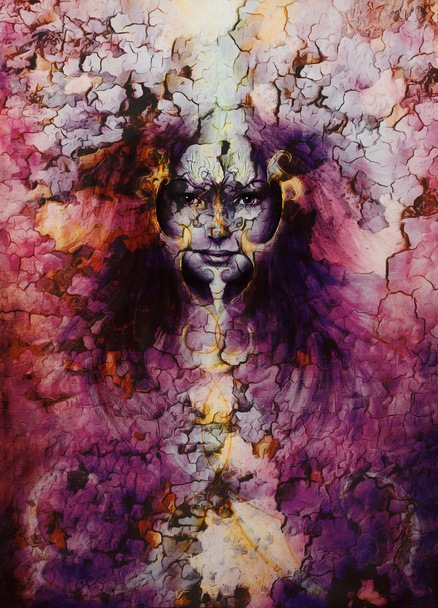 Retrato de mujer joven, pintura a color sobre fondo abstracto, collage informático y crepitar en el desierto. Contacto visual
. - Foto, imagen