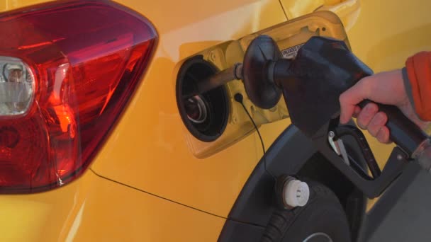 Táxi reabastecimento de táxi em um posto de gasolina
 - Filmagem, Vídeo