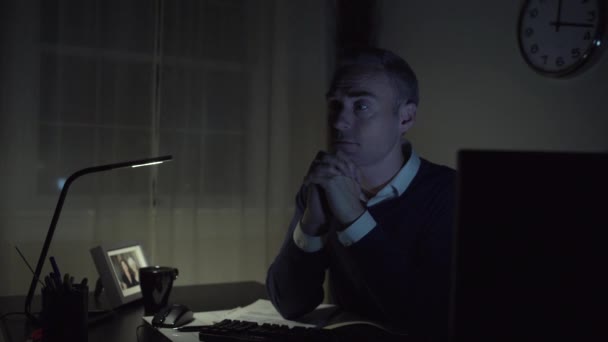 ein Arzt an seinem Schreibtisch - Filmmaterial, Video