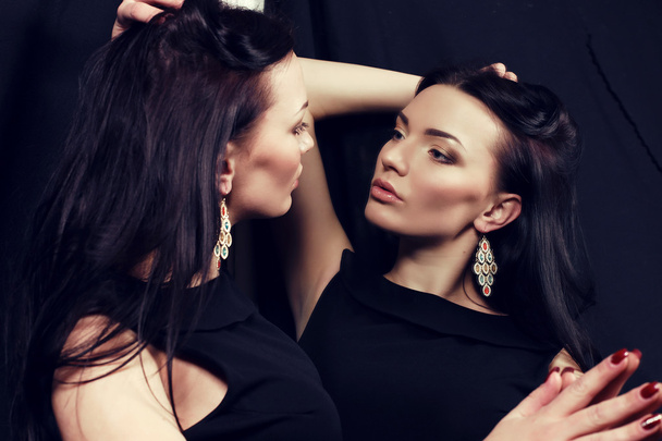 woman in elegant dress beside mirror - Foto, afbeelding