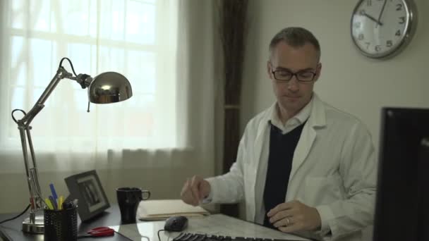 ein Arzt an seinem Schreibtisch - Filmmaterial, Video