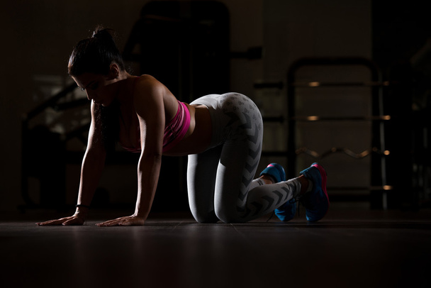 Fiatal Fitness nő, nyúlik a padlón - Fotó, kép
