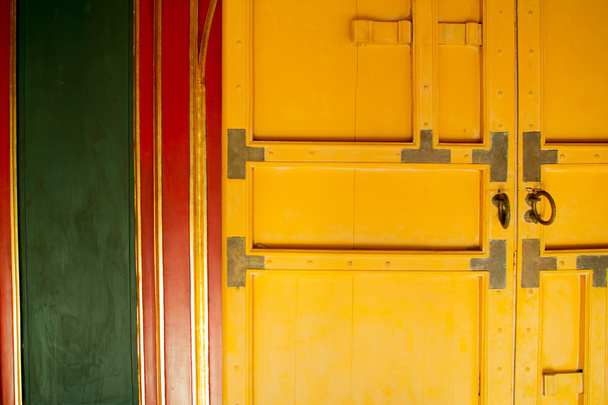 Oude geel, houten deur - Foto, afbeelding