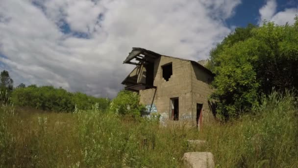 Opuštěné šedý dům na louce, 4k - Záběry, video