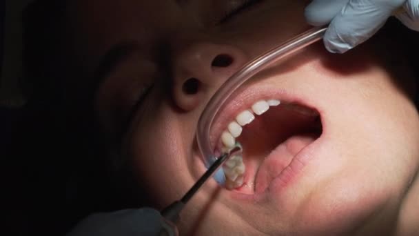 Scena z wizytą gabinet dentystyczny - Materiał filmowy, wideo