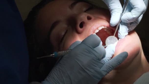 Scène uit een bezoek aan het kantoor van een tandarts - Video