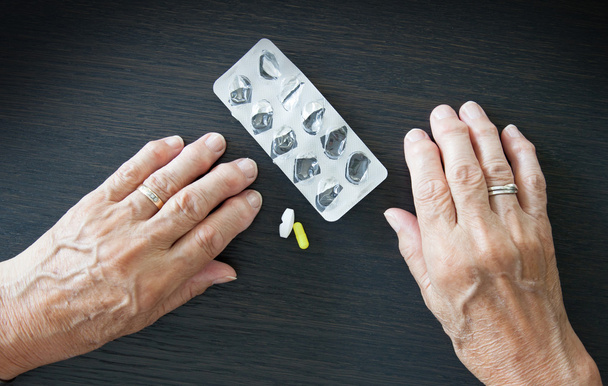 starší osoby užívání léků - Fotografie, Obrázek