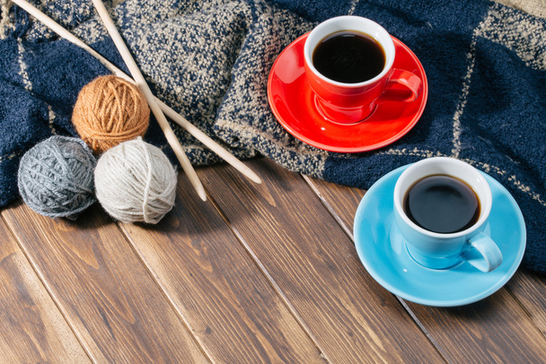 Ball of wool and Coffee on wooden floor - Foto, Bild