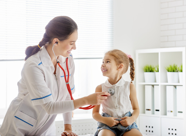 Médico examinando a un niño - Foto, imagen