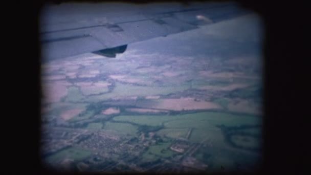 Εκλεκτής ποιότητας 8mm μήκος σε πόδηα του από ένα αεροπλάνο με το παράθυρο πάνω από τη βρετανική ύπαιθρο τη δεκαετία του 1950 - Πλάνα, βίντεο