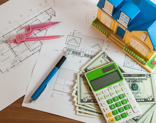 Modelhouse, calculadora y dólares estadounidenses en planificación de la construcción
  - Foto, Imagen