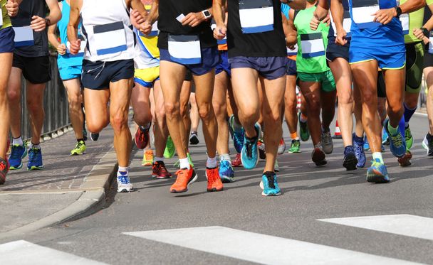 Läufer während des Marathons durch die Straßen der Stadt - Foto, Bild