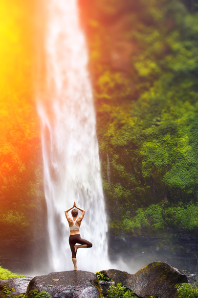 Yoga bij de waterval - Foto, afbeelding