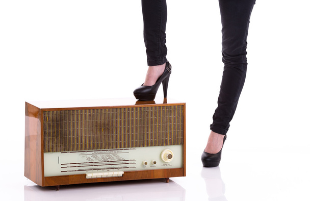 女性の足に踏まれた古いラジオ - 写真・画像