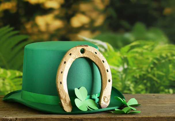 traditionele symbolen voor Patrick de dag - groen hoed, hoefijzer, klaver - Foto, afbeelding