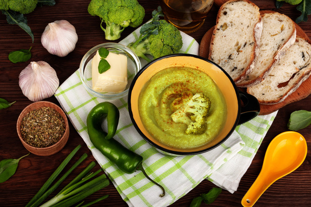 Cream of broccoli soup. Beside the ingredients for the soup, such as broccoli, peppers, onions. The concept of dietary vegetarian food - Fotoğraf, Görsel