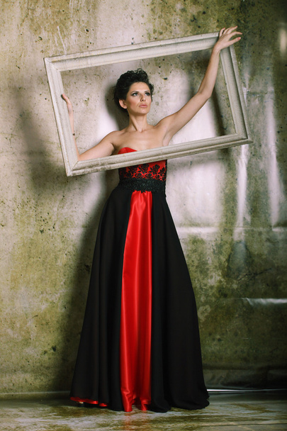 Красивая женщина в красно-черном платье
 - Фото, изображение