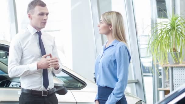 Salesperson representing a vehicle to his customer. - Metraje, vídeo