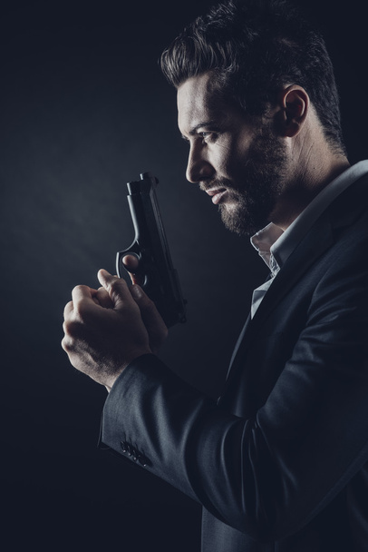 Brave man with handgun - Foto, afbeelding