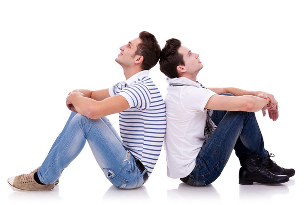 δύο νεαροί άνδρες casual που κάθονται πλάτη με πλάτη - Φωτογραφία, εικόνα