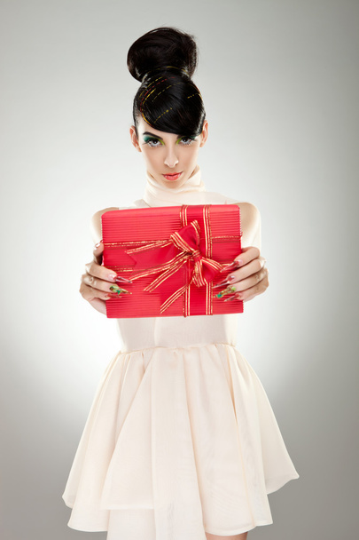 Mujer joven sosteniendo regalo
 - Foto, imagen