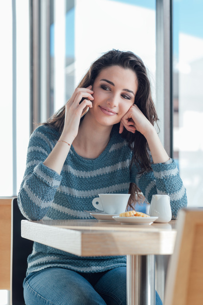 Girl phone calling at the cafe - Zdjęcie, obraz
