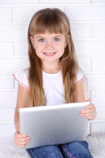 Little girl with tablet - Zdjęcie, obraz