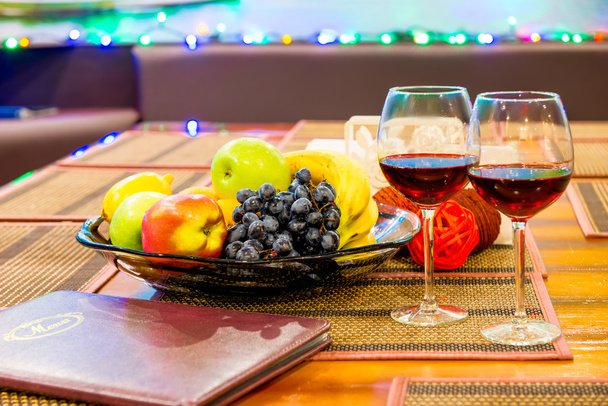 ruokalistat ja viinilasit pöydällä ravintolassa lähikuva
 - Valokuva, kuva
