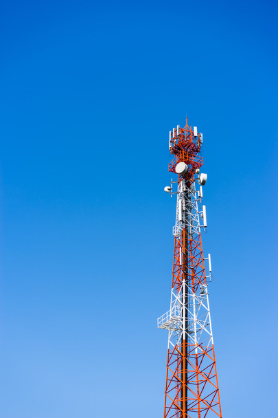Antenas móviles (celulares) de torre con fondo de cielo azul
. - Foto, Imagen