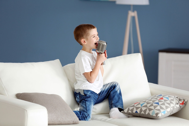 Little boy singing into microphone  - 写真・画像