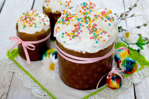Gâteaux de Pâques et oeufs colorés pour Pâques
 - Photo, image