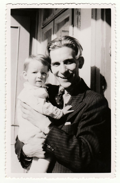 Una niña pequeña con su tío. Foto de la vendimia fue tomada en Hodonin (la República Checa). A principios de los cuarenta
. - Foto, imagen