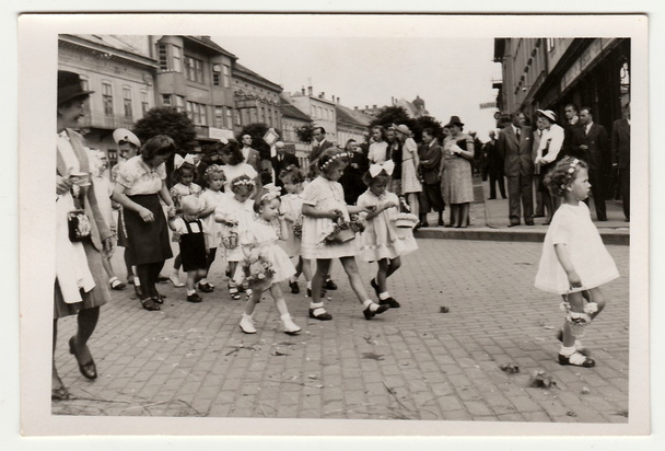 Celebración religiosa en Hodonin (República Checa). Los cuarenta. Celebración católica. Foto vintage
. - Foto, imagen