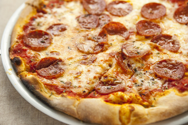 Νόστιμα φρέσκα πεπερόνι πίτσα στο πιάτο - Φωτογραφία, εικόνα