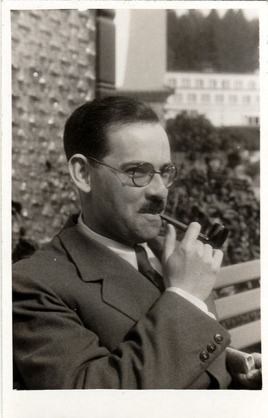 Jahrgangsfoto von Mann mit Pfeife. Porträtfoto entstand im Juni 1938 - Foto, Bild