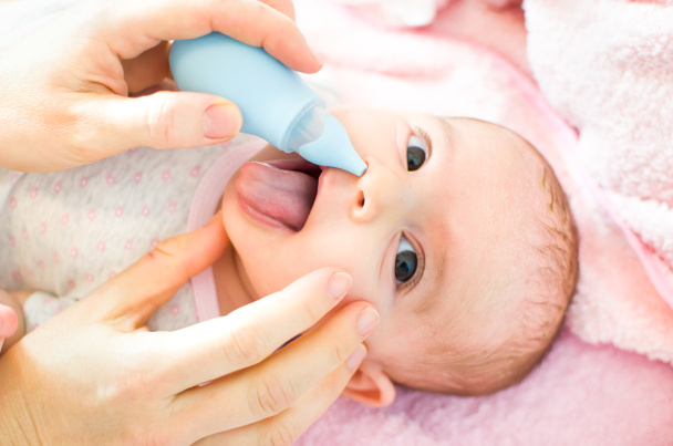 赤ちゃんの鼻の洗浄 - 写真・画像