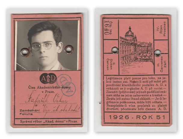 Фронт и спина студенческого удостоверения личности Академики Дум (Академическое учреждение в Праге
) - Фото, изображение