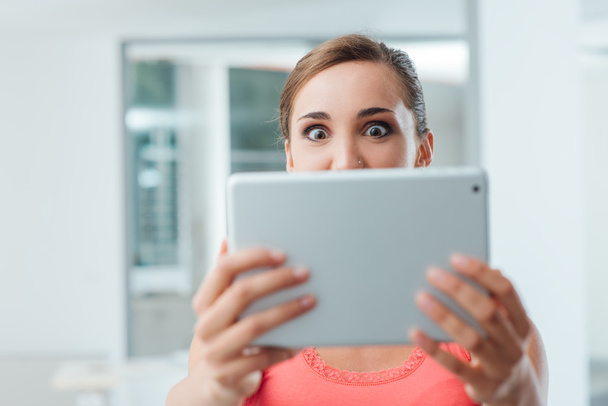 woman holding a tablet - Фото, зображення