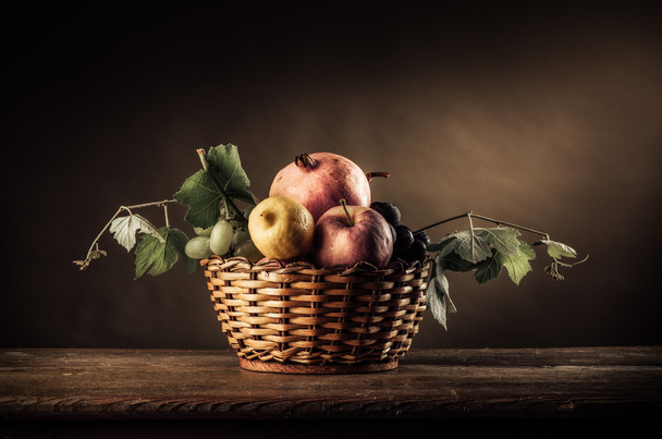 ripe fruits in a basket - Foto, immagini
