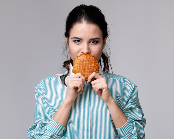 Genç esmer kızla bir bisküvi - Fotoğraf, Görsel