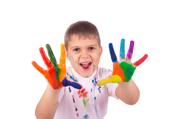 Kleiner Junge mit Händen, die mit bunten Farben bemalt sind, bereit für Handabdrücke - Foto, Bild
