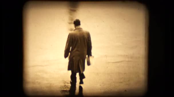 男は 1955 年に雨のパリ朝彼の Tr2 勝利を歩く - 映像、動画