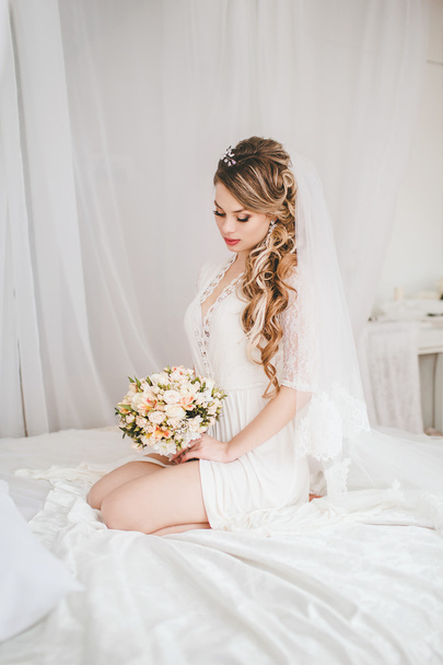 Mariée en robe blanche
 - Photo, image