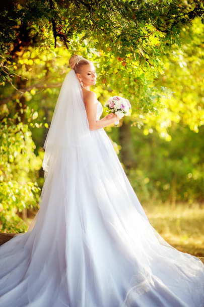Beautiful bride in park - Valokuva, kuva