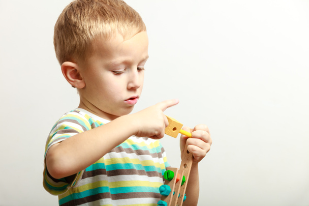 Niño pequeño jugando con bloques de construcción juguetes interior
. - Foto, Imagen
